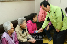 노인정 찾아 지지 호소하는 정세균 대표