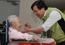 수원지법원장, 양로원서 봉사활동