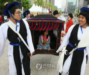 도심에 나타난 가마꾼들