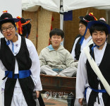 도심에 나타난 가마꾼들