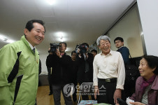노인정 찾은 정세균 민주당 대표