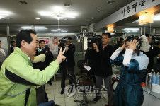 정세균 민주당 대표 미장원에서도 한표부탁