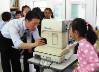 시력검사 받는 초등학생들