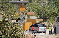 경호 및 이동 계획 분주한 봉하