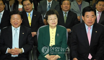 재보선 개표결과 지켜보는 민주당