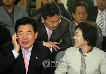 재보선 개표결과 지켜보는 민주당