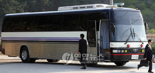<盧소환> 노 전 대통령 이동 버스
