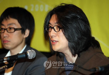 기자회견하는 김성호 감독