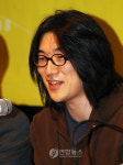 기자회견하는 김성호 감독