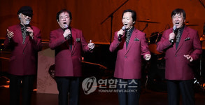 열창하는 쟈니 브라더스