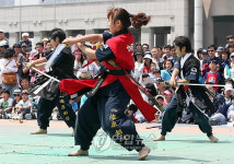 전통무예 선보이는 어린이들