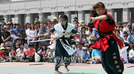 전통무예 선보이는 어린이들