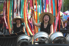 축제는 흥겹게