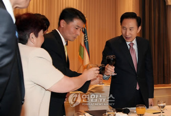 고려인 동포들과 건배하는 이 대통령