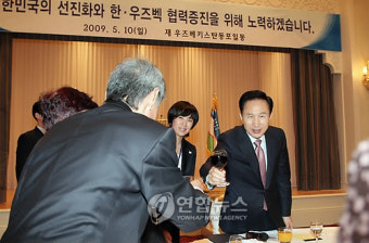 고려인 동포들과 건배하는 이 대통령