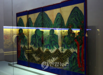 궁궐의 장식그림 개막식