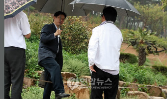 권 여사 소환 앞둔 盧사저, 빗속 '침묵'