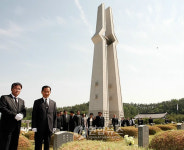 이춘봉남구청점 | 5.18묘지 참배하는 황일봉 남구청장