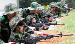 목표물 겨누는 꼬마 군인들