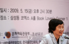 독서캠페인 낭독회 참석한 박완서