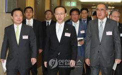 입장하는 현인택 장관