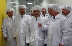 백신공장 둘러보는 한총리