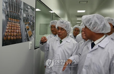 백신공장 둘러보는 한총리