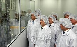 백신공장 둘러보는 한총리