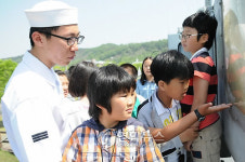 해군2함대서 안보견학하는 어린이들
