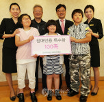 현대백화점사회복지재단 장애인용 특수화 전달
