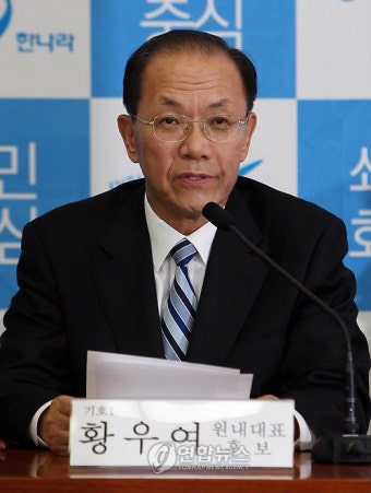 답변하는 황우여 원내대표 후보