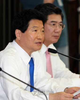 답변하는 안상수 원내대표 후보