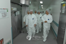 동물세포 배양기 생산시설 둘러보는 이윤호 장관