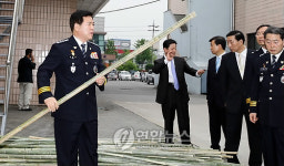 죽봉 들어보이는 강희락 경찰청장