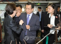 한총리, 日 부품ㆍ소재 관련 기업 시찰