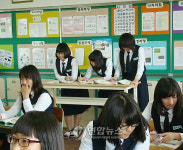 대구 포산중 키높이책상으로 졸음 쫓아요