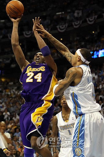 -NBA- 코비 41득점 레이커스, 덴버 제압