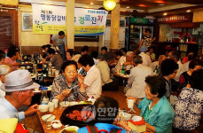어르신들, 닭갈비 맛있게 드세요