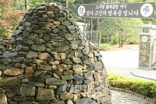 <카메라뉴스> 돌탑에 담긴 고마움과 애도