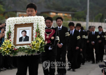 사저.생가 떠나는 노 전대통령 영정
