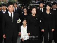 빈소 나서는 노건평씨, 권양숙 여사, 노정연씨