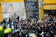 노란 종이비행기 날리며