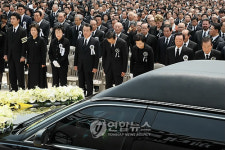 영결식장 떠나는 운구차