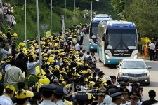 승화원 도착하는 유족