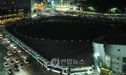 광장은 주차중
