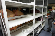 경기불황으로 비어있는 세관 압수물품 창고