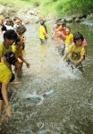 계곡물에 뛰어든 어린이들