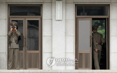 남측 살피는 북한 병사