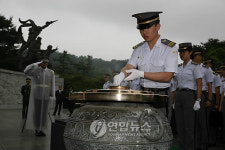 분향하는 육군사관학교 생도들