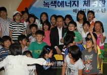 이 대통령, 어린이들과 기념촬영